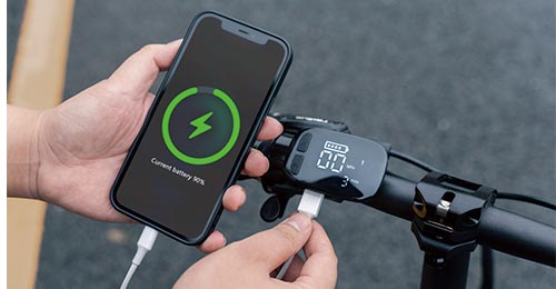 Fiido X e-bike charges the mobile phone via USB cable